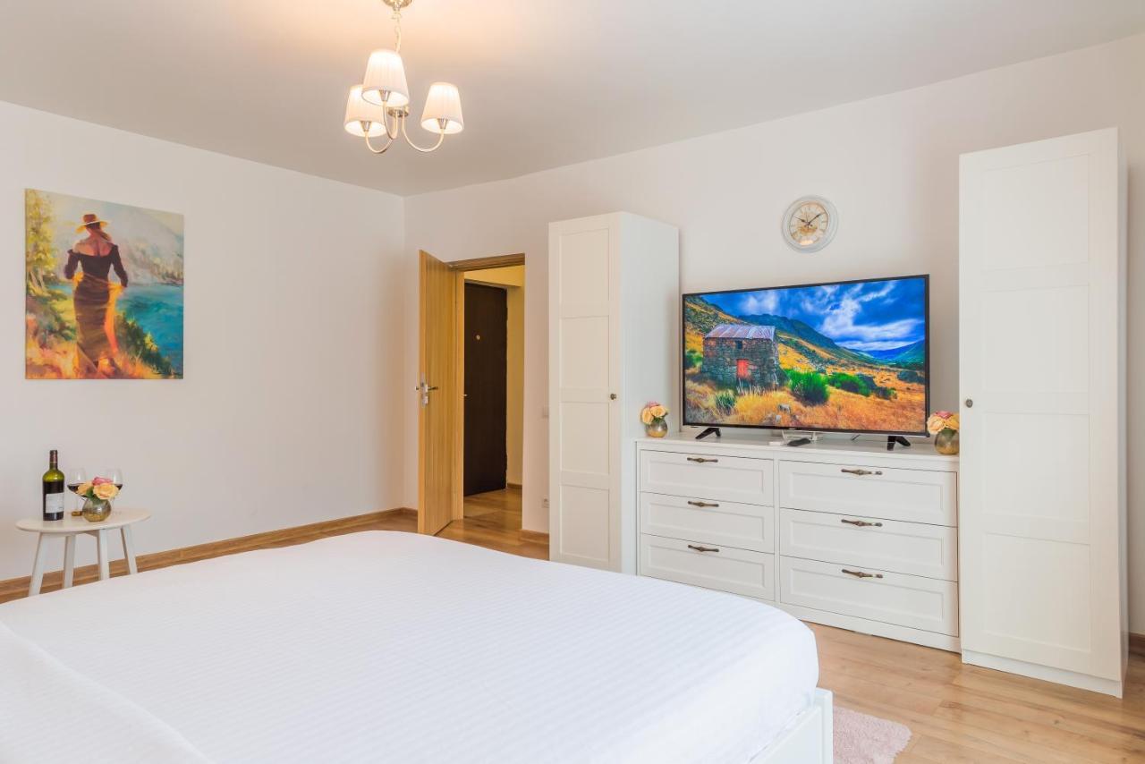 Studio T By Mrg Apartments Bukares Bagian luar foto